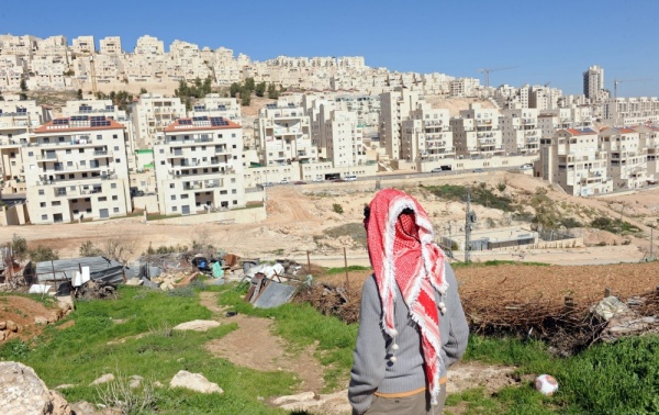 مستعمرون يقيمون بؤرة استيطانية جديدة في الضفة الغربية مستعمرون يقيمون بؤرة استيطانية جديدة في الضفة الغربية