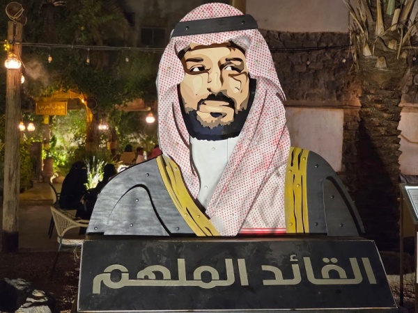 مواطن يحول مزرعة بالمدينة المنورة لورشة إنتاج مجسمات حديدية لقيادات وطنية