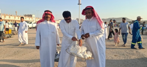 سوق الطيور بالأحساء هواية تتحدى حرارة الصيف وأسعار تبلغ 12 ألف ريال سوق الطيور بالأحساء هواية تتحدى حرارة الصيف وأسعار تبلغ 12 ألف ريال