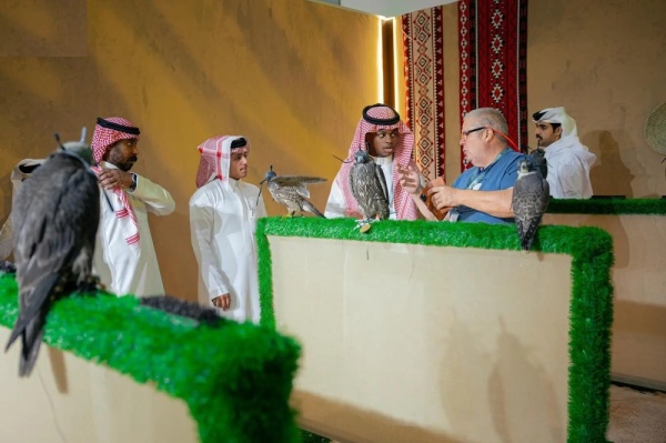 مشارك بريطاني يوضح معايير اختيار صقور الصيد والإنتاج في المزاد الدولي