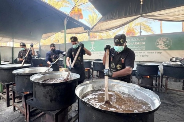 بـ24 500 وجبة مركز الملك سلمان يعزز الأمن الغذائي في وسط وجنوب غزة