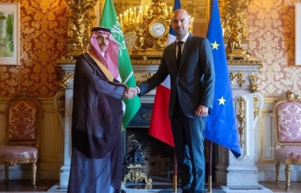 وزير الخارجية ونظيره الفرنسي يستعرضان سبل تعزيز العلاقات وزير الخارجية ونظيره الفرنسي يستعرضان سبل تعزيز العلاقات