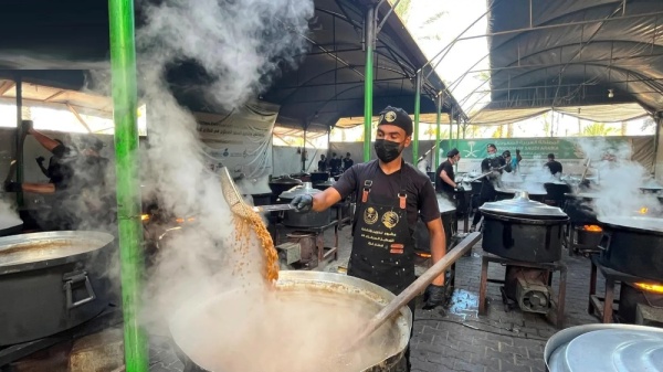 استفاد منها 24 800 فرد السعودية تواصل توزيع الوجبات الغذائية في غزة