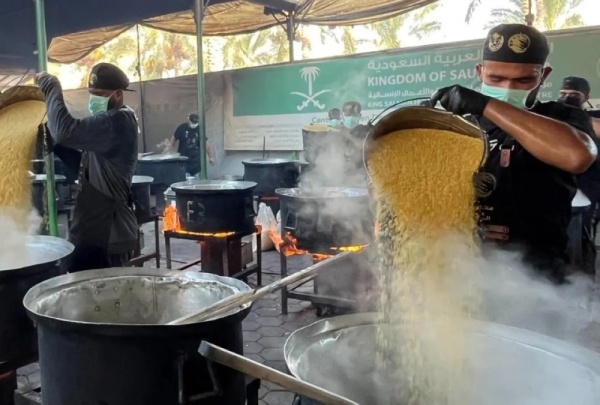 ضمن الحملة الشعبية السعودية توزيع 24 500 وجبة في غزة ضمن الحملة الشعبية السعودية توزيع 24 500 وجبة في غزة