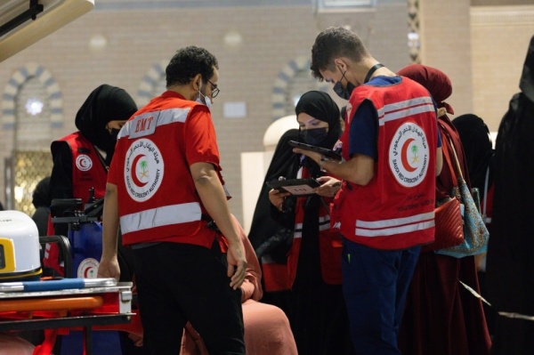 الهلال الأحمر يعيد النبض لمعتمرة ثمانينية خلال 56 ثانية