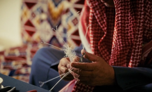 صناعة شباك صيد الصقور حرفة تنتقل من جيل إلى جيل في طريف