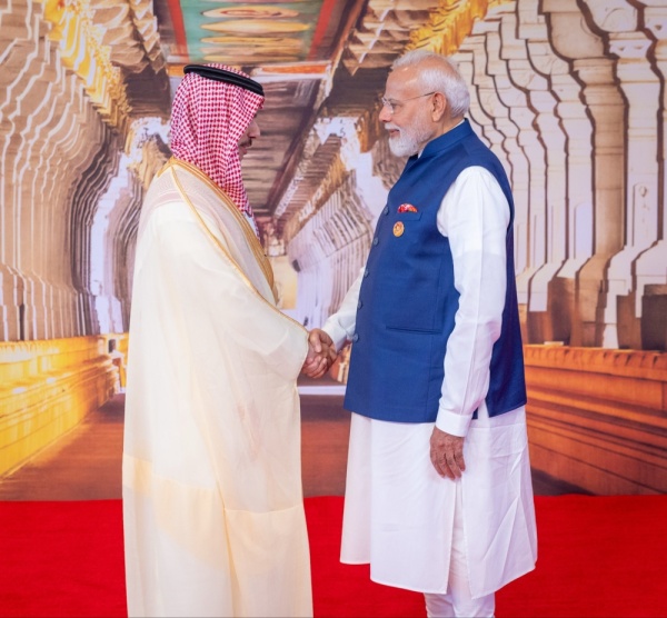 نيابة عن سمو ولي العهد وزير الخارجية يصل إلى مقر انعقاد قمة بريكس بالهند