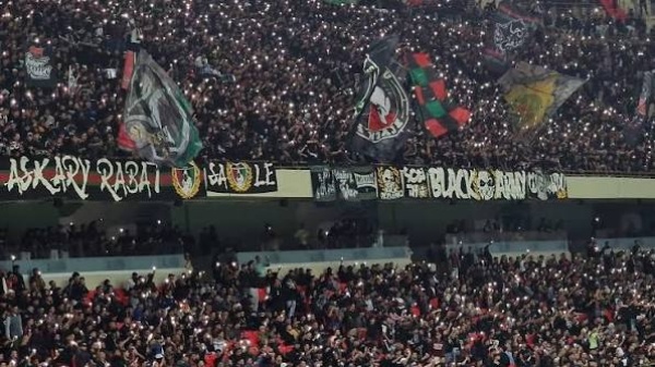 لسنا قطيعا جماهير الجيش الملكي تفجر غضبها وتطالب بمحاسبة المسؤولين عن تنظيم ملعب مولاي عبد الله
