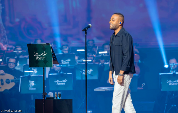 عاشور يسلطن مسرح المفاتحة بـ هيجيلي موجوع