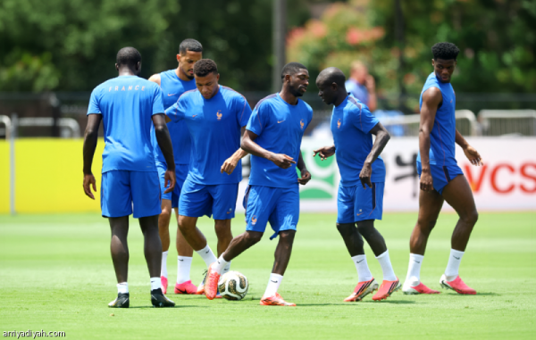تشاوميني يدعم الديوك في معركة الوسط مع إسبانيا تشاوميني يدعم الديوك في معركة الوسط مع إسبانيا
