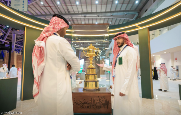 أغلى كؤوس العالم في معرض الصقور والصيد أغلى كؤوس العالم في معرض الصقور والصيد