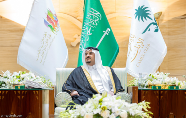 نائب أمير الرياض يسلم الفائزين جوائز مهرجان الإبل نائب أمير الرياض يسلم الفائزين جوائز مهرجان الإبل