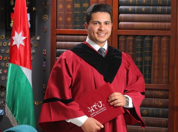 حمزة اللوزي يهنئ يحيى وصفي عبدالكريم بتخرجه حمزة اللوزي يهنئ يحيى وصفي عبدالكريم بتخرجه