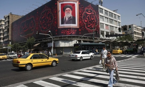 الجيش الأمريكي يشن غارات جديدة على إيران والحرس الثوري يهدد بوقف صادرات الطاقة من المنطقة الجيش الأمريكي يشن غارات جديدة على إيران والحرس الثوري يهدد بوقف صادرات الطاقة من المنطقة