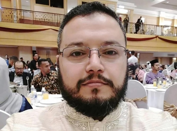 بعد ترحيله من إندونيسيا هيئة علماء فلسطين تحذر من تسليم الشيخ عبد الكريم مقداد للاحتلال بعد ترحيله من إندونيسيا هيئة علماء فلسطين تحذر من تسليم الشيخ عبد الكريم مقداد للاحتلال