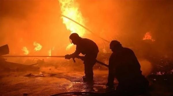 حريق مواد كيميائية بساحة مصنع في العقبة والأمن يحقق
