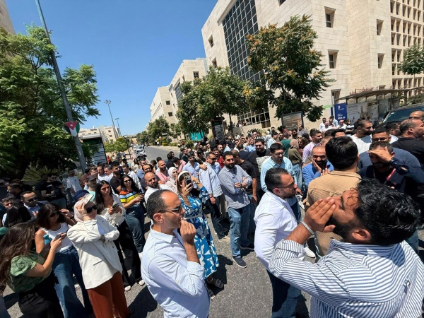 موظفون في مجمع الحسين للأعمال يحتجون على رسوم مواقف المركبات عاجل موظفون في مجمع الحسين للأعمال يحتجون على رسوم مواقف المركبات عاجل