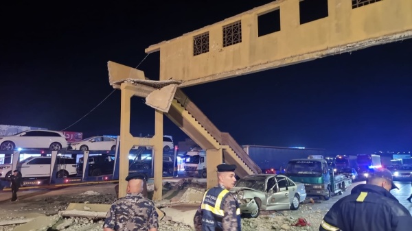 الأشغال تزيل جسر مشاة قرب حدود جابر بعد اصطدام شاحنة به وتعيد فتح الطريق أمام حركة السير الأشغال تزيل جسر مشاة قرب حدود جابر بعد اصطدام شاحنة به وتعيد فتح الطريق أمام حركة السير