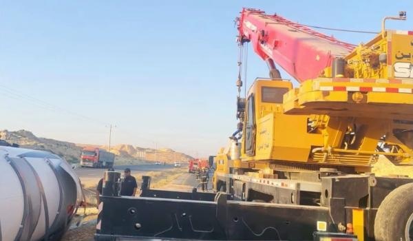 تدهور صهريج غاز على الطريق الصحراوي يعيق المرور تدهور صهريج غاز على الطريق الصحراوي يعيق المرور