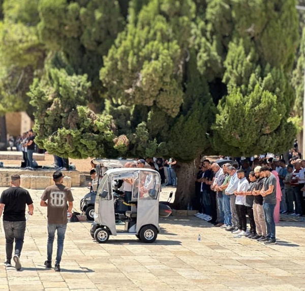 عشرات الآلاف يؤدون صلاة الجمعة في المسجد الأقصى عشرات الآلاف يؤدون صلاة الجمعة في المسجد الأقصى
