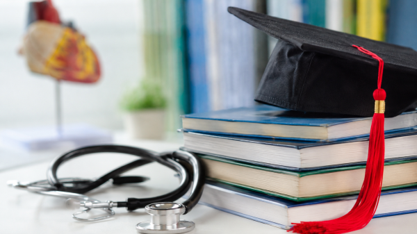 الخطيب الجامعات الأردنية ملزمة بتدريس طلبة الحقل الصحي تخصصات الطب عاجل