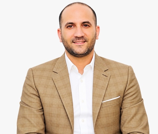 يد سمو الأمير الحسين بيد ابنته الاميره ايمان مشهد أكبر من صورة