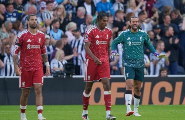غضب عارم في ليفربول مدرب الريدز يهاجم الحكم وأليسون يركل لوحة التبديلات غضب عارم في ليفربول مدرب الريدز يهاجم الحكم وأليسون يركل لوحة التبديلات
