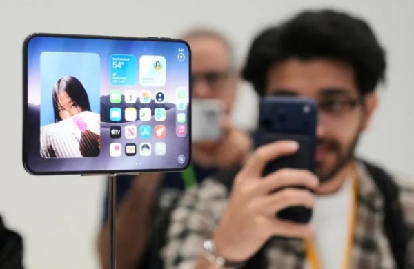 آيفون ديو 10 تنازلات قدمتها آبل مقابل الهاتف القابل للطي آيفون ديو 10 تنازلات قدمتها آبل مقابل الهاتف القابل للطي