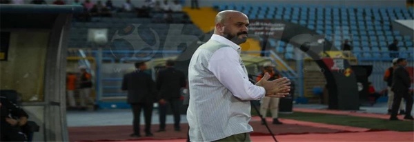 لاعب بترول أسيوط يعلنها رضا شحاتة مدير ا فني ا للفريق لاعب بترول أسيوط يعلنها رضا شحاتة مدير ا فني ا للفريق