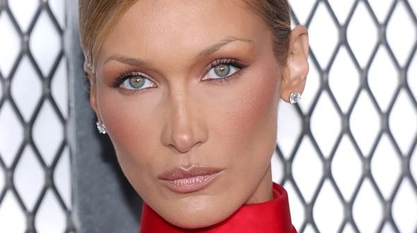 مكان غريب تختاره بيلا حديد لحفظ عطرها المفضل