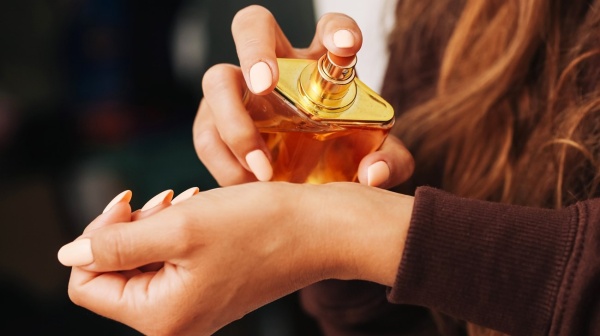 تكديس العطور أحدث صيحات الجمال لعاشقات الروائح الفريدة