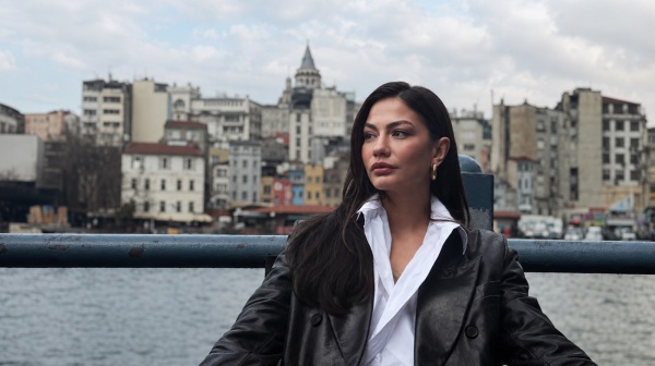 ديميت أوزديمير تعود إلى الواجهة بدراما نسائية مؤثرة هل تراجعت عن قرار الابتعاد ديميت أوزديمير تعود إلى الواجهة بدراما نسائية مؤثرة هل تراجعت عن قرار الابتعاد