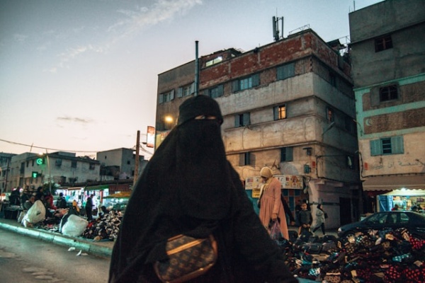 امرأة لبست النقاب ثم تراجعت بسبب العائلة ما الحكم أمين الفتوى يجيب امرأة لبست النقاب ثم تراجعت بسبب العائلة ما الحكم أمين الفتوى يجيب