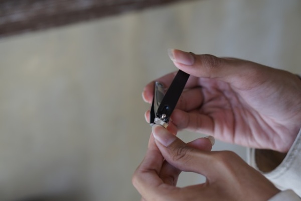 ما حكم دفن الأظافر بعد القص أمين الفتوى يجيب