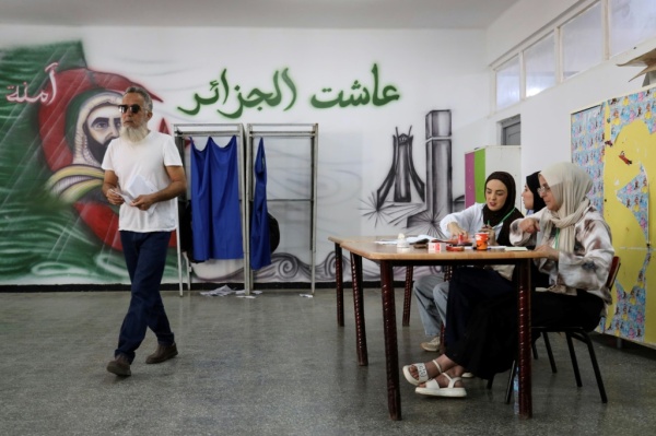 الجزائر تحدد 28 نوفمبر موعدا لإجراء الانتخابات المحلية الجزائر تحدد 28 نوفمبر موعدا لإجراء الانتخابات المحلية