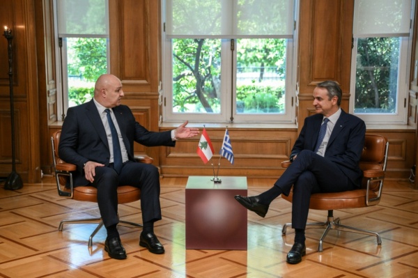 الرئيس اللبناني يؤكد أن حل المشكلة مع إسرائيل لا يمكن أن يكون عسكريا الرئيس اللبناني يؤكد أن حل المشكلة مع إسرائيل لا يمكن أن يكون عسكريا