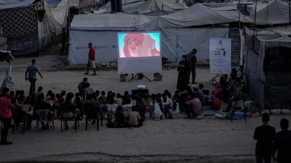 بين الخيام والركام سينما متنقلة تعرض لأطفال غزة لحظة فرح