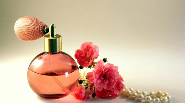 كيف تتغير رائحة عطرك في الصيف وعلى جسدك
