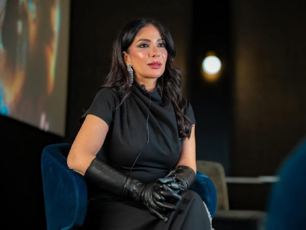 منى زكي تتصد ر البوستر الرسمي لمسلسل طالع نازل ملامح حائرة