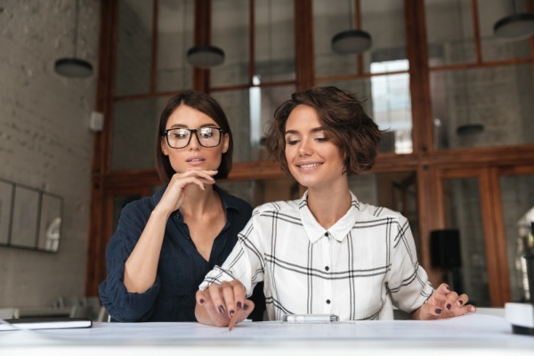 كيف تتعاملين مع الزملاء الذين يتلصصون على حياتك الخاصة