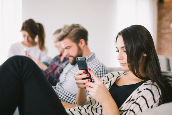 أسباب تجعلك تشعرين أن الجميع يعيشون حياة أفضل منك على مواقع التواصل الاجتماعي