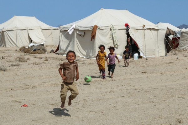 أطفال في مخيمات في عدن بين قسوة النزوح وغياب الأساسيات والخوف أطفال في مخيمات في عدن بين قسوة النزوح وغياب الأساسيات والخوف