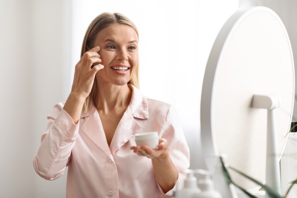 من كمية الكريم إلى طريقة التربيت هكذا تعتنين بمنطقة حول العين