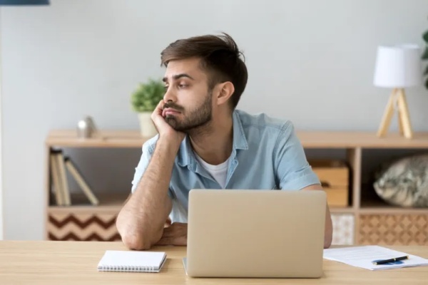 كيف ت شعل تفاصيل صغيرة صراعات كبرى بين جيل z ومديريهم في بيئات العمل