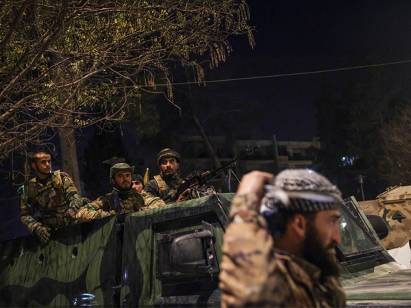 الأمن السوري إصابة شخصين بانفجار سيارة قرب حاجز أمني في دير الزور الأمن السوري إصابة شخصين بانفجار سيارة قرب حاجز أمني في دير الزور