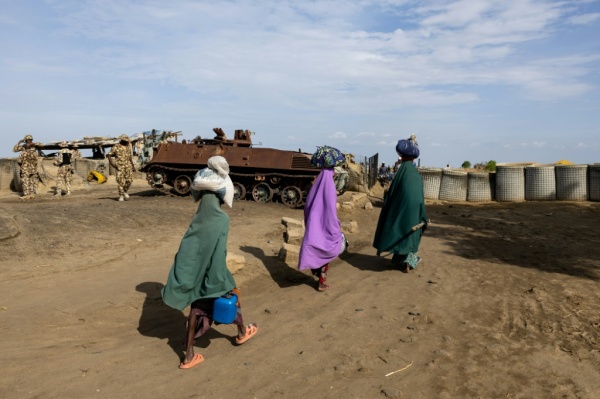 أمهات سودانيات يحفرن قبور أطفالهن في صحراء تشاد العطش يطارد الناجين من الحرب أمهات سودانيات يحفرن قبور أطفالهن في صحراء تشاد العطش يطارد الناجين من الحرب