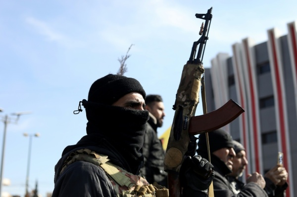 إصابة جنديين سوريين بانفجار لغم أثناء إزالته في ريف الرقة إصابة جنديين سوريين بانفجار لغم أثناء إزالته في ريف الرقة