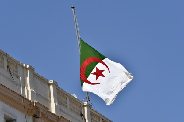 مجلس الأمة الجزائري يصوت بالإجماع على إرسال وحدات من الجيش إلى النيجر مجلس الأمة الجزائري يصوت بالإجماع على إرسال وحدات من الجيش إلى النيجر