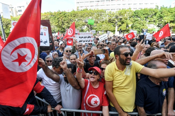 تظاهرة في تونس ضد غلاء المعيشة وللمطالبة باحترام الحريات تظاهرة في تونس ضد غلاء المعيشة وللمطالبة باحترام الحريات