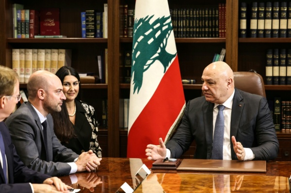 الرئيس اللبناني نرحب بأي جهد فرنسي لمنع حصول فراغ بعد انسحاب قوة يونيفيل الرئيس اللبناني نرحب بأي جهد فرنسي لمنع حصول فراغ بعد انسحاب قوة يونيفيل